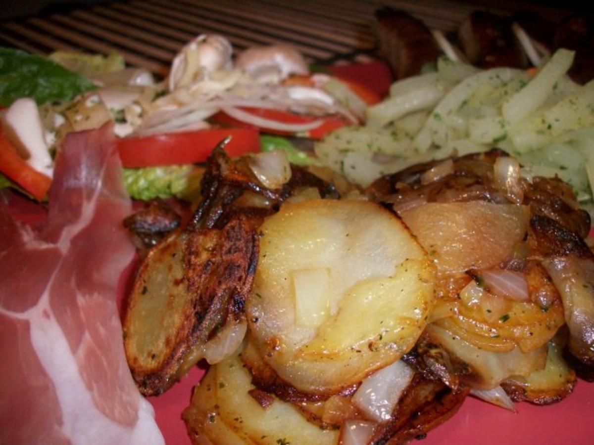 Bratkartoffeln, Grobe Bratwurst, Kohlrabigemüse und einen kleinen Salat - Rezept - Bild Nr. 4