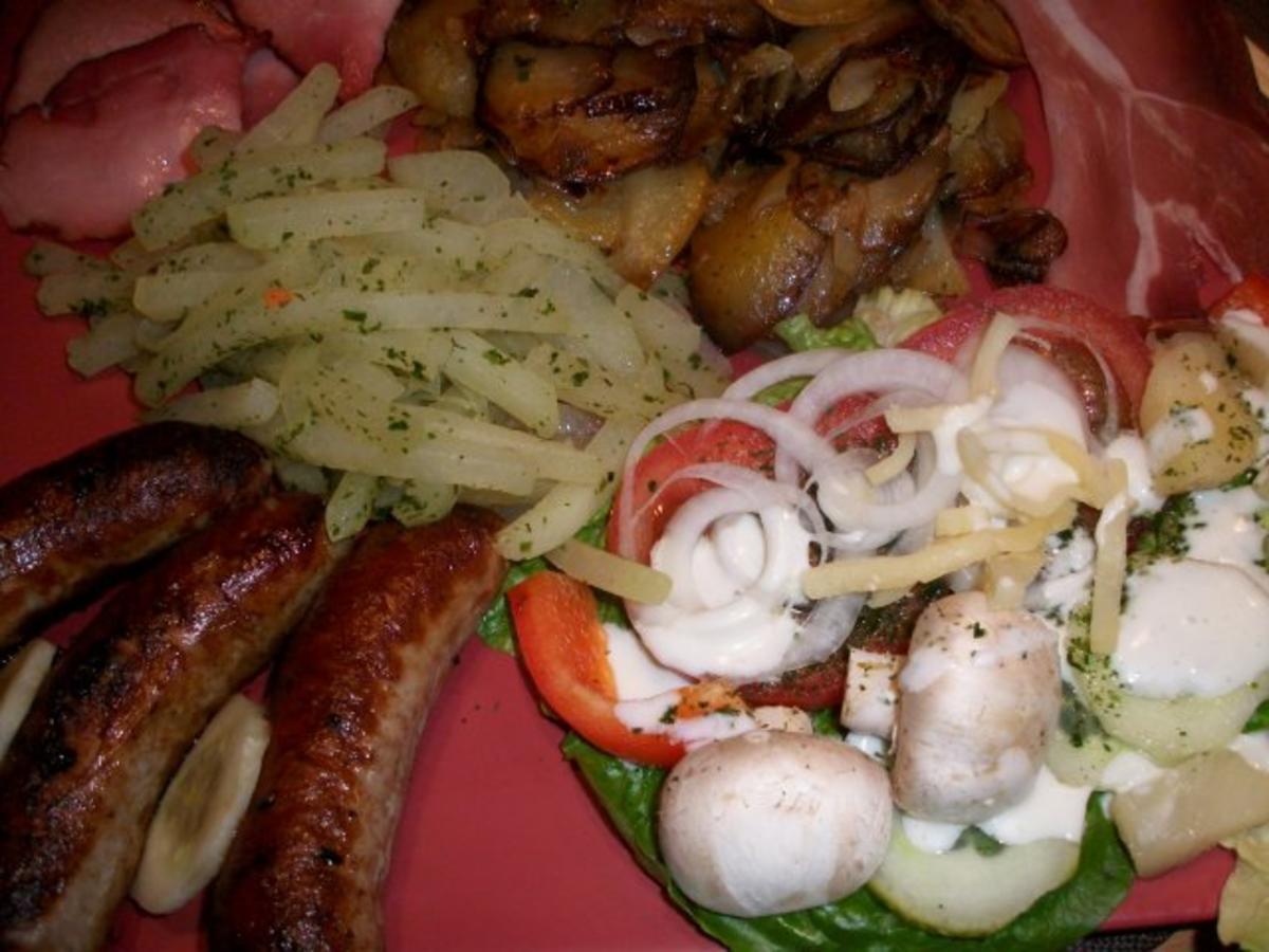 Bratkartoffeln, Grobe Bratwurst, Kohlrabigemüse und einen kleinen Salat - Rezept - Bild Nr. 8
