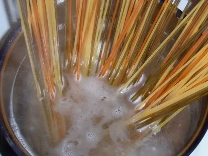 Spaghetti Tricolore mit (m)einer Thunfisch-Sauce - Rezept - Bild Nr. 4