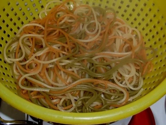 Spaghetti Tricolore mit (m)einer Thunfisch-Sauce - Rezept - Bild Nr. 5