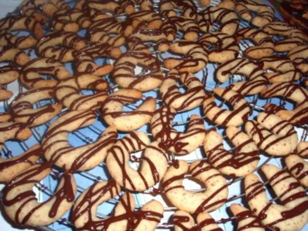 Kekse: Mandelkipferl mit Schokostreifen - Rezept