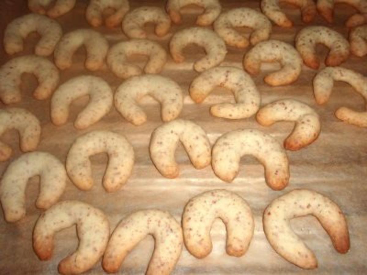 Kekse: Mandelkipferl mit Schokostreifen - Rezept - Bild Nr. 2