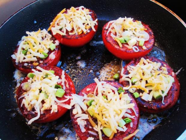 Gebratene Tomaten mit viererlei Käse - Rezept - kochbar.de