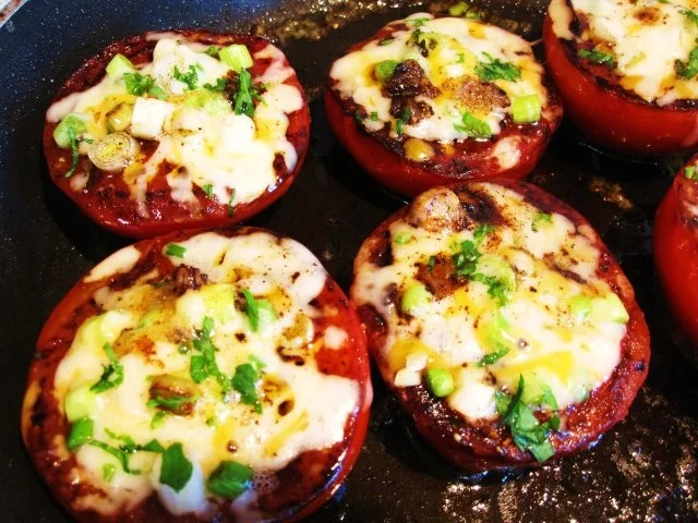 Rezept: Gebratene Tomaten mit viererlei Käse Gebratene Tomaten mit viererlei Käse - Rezept