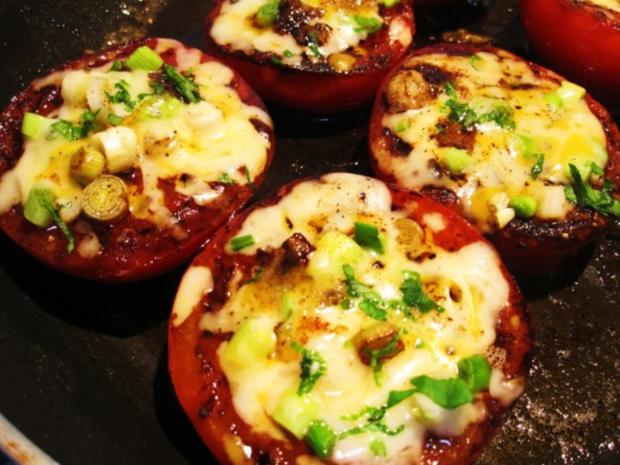 Gebratene Tomaten mit viererlei Käse - Rezept - kochbar.de