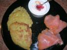 Räucherlachs mit Rösti und Preiselbeermeerrettich (kleines Entrée) - Rezept