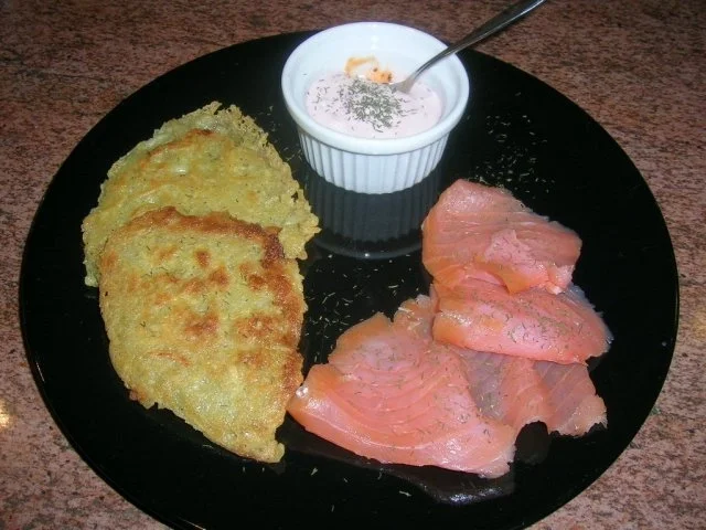 Rezept: Räucherlachs mit Rösti und Preiselbeermeerrettich (kleines Entrée) Bild Nr. 4 Räucherlachs mit Rösti und Preiselbeermeerrettich (kleines Entrée) - Rezept - Bild Nr. 4