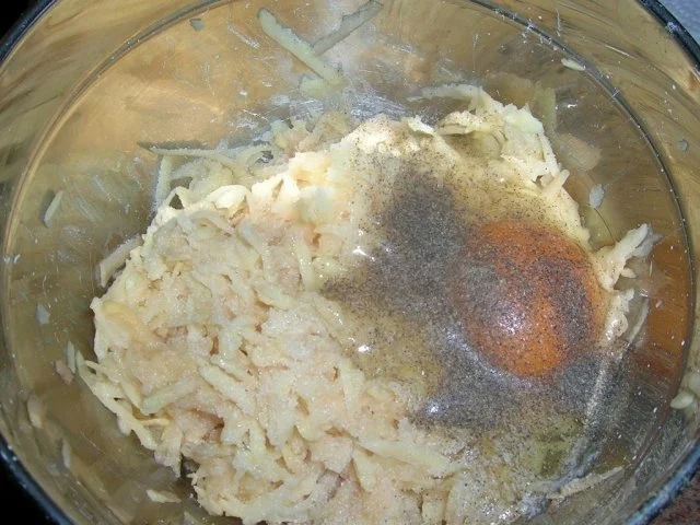 Rezept: Räucherlachs mit Rösti und Preiselbeermeerrettich (kleines Entrée) Bild Nr. 2 Räucherlachs mit Rösti und Preiselbeermeerrettich (kleines Entrée) - Rezept - Bild Nr. 2