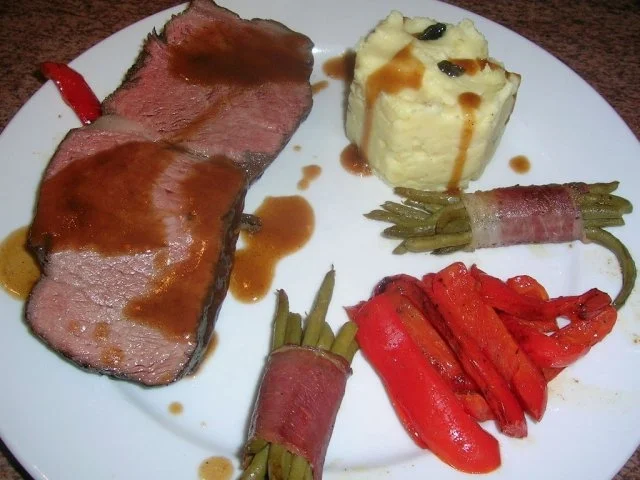 Entrecote, zartrosa gebraten bei NT, mit Trüffelpüree und Speckböhnchen an lecker Sößchen - Rezept - Bild Nr. 7