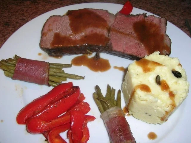 Entrecote, zartrosa gebraten bei NT, mit Trüffelpüree und Speckböhnchen an lecker Sößchen - Rezept - Bild Nr. 2