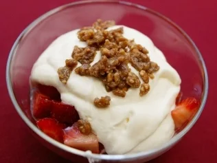 Erdbeeren mit Mascarponecreme und Mandelkrokant (Thomas Nicolai) - Rezept