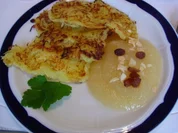 Rezept: Selbstgemachtes Apfelmus mit Reibekuchen Selbstgemachtes Apfelmus mit Reibekuchen - Rezept