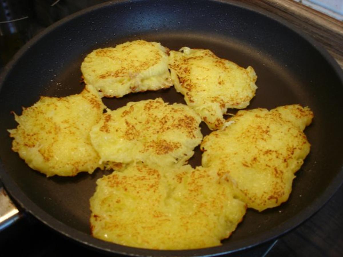 Selbstgemachtes Apfelmus mit Reibekuchen - Rezept - kochbar.de