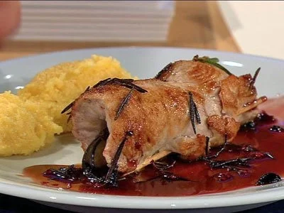 Putenröllchen mit Feta-Polenta und Auberginen in Rotwein (Männer) - Rezept