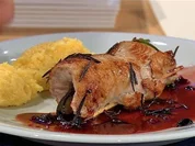 Putenröllchen mit Feta-Polenta und Auberginen in Rotwein (Männer) - Rezept