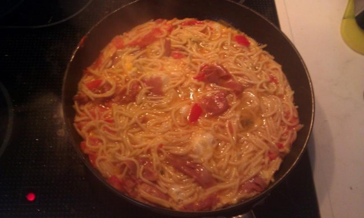 Spaghetti Omlett mit Tomaten - Rezept - Bild Nr. 3