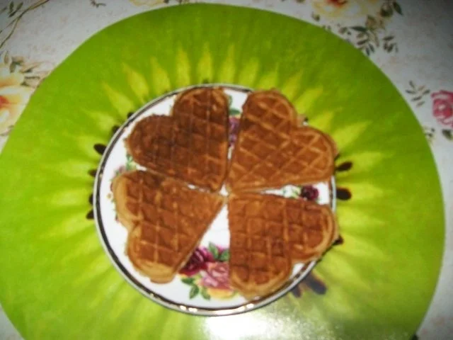 Waffeln aus Vollkornmehl mit selbstgemachter Zwetschgenmarmelade &Sahne Häubchen ! - Rezept - Bild Nr. 3