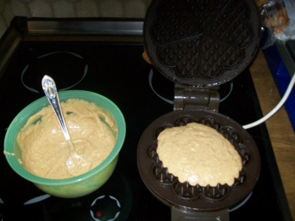 Waffeln aus Vollkornmehl mit selbstgemachter Zwetschgenmarmelade &Sahne Häubchen ! - Rezept - Bild Nr. 4