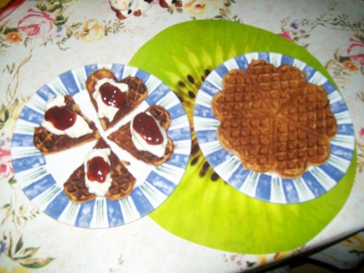 Waffeln aus Vollkornmehl mit selbstgemachter Zwetschgenmarmelade &Sahne Häubchen ! - Rezept - Bild Nr. 2