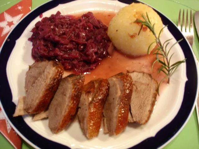 Rezept: Gänsebrust mit Rotkohl und Knödel Gänsebrust mit Rotkohl und Knödel - Rezept