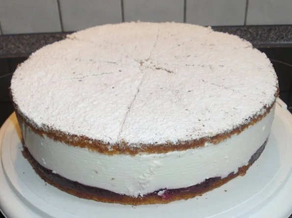 Käsesahne mit Preiselbeeren - Rezept