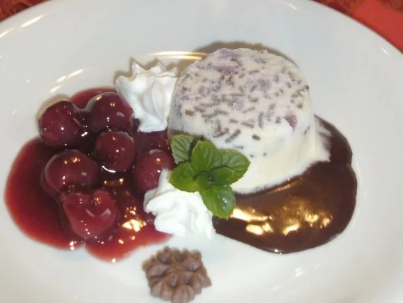 Kirschwasserbömble mit Punschkirschen und Schokosoße - Rezept - Bild Nr. 2