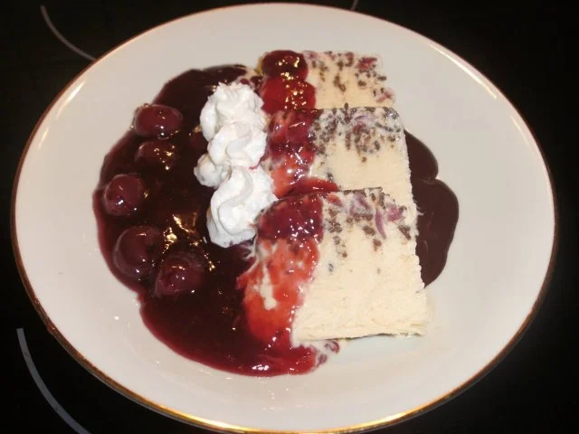 Kirschwasserbömble mit Punschkirschen und Schokosoße - Rezept - Bild Nr. 3