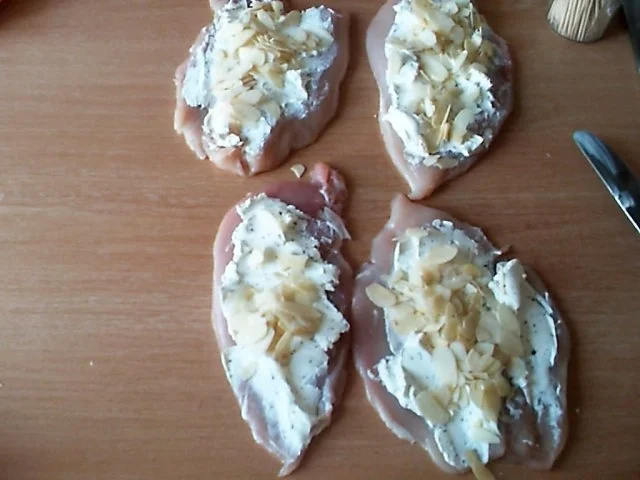 Hähnchenröllchen mit Frischkäse Mandelfüllung und Buttermörchen - Rezept - Bild Nr. 4