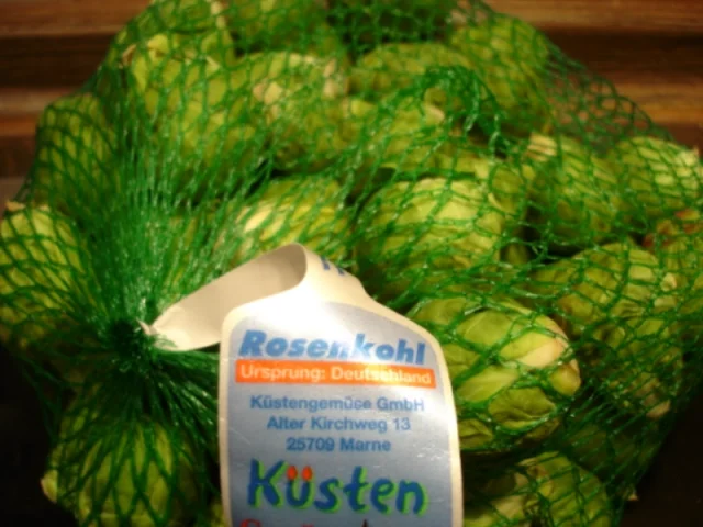 Rezept: Rosenkohl mit Mandelplättchen, Kalbsschnitzel und geschwenkten Kartoffeln Bild Nr. 2 Rosenkohl mit Mandelplättchen, Kalbsschnitzel und geschwenkten Kartoffeln - Rezept - Bild Nr. 2