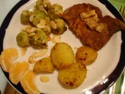 Rosenkohl mit Mandelplättchen, Kalbsschnitzel und geschwenkten Kartoffeln - Rezept