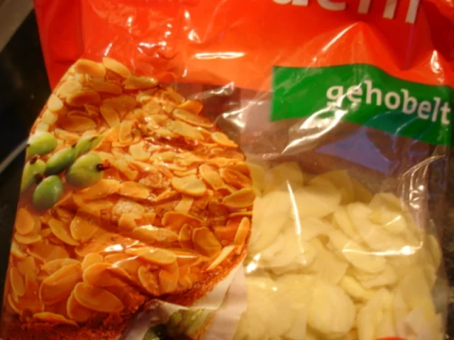 Rezept: Rosenkohl mit Mandelplättchen, Kalbsschnitzel und geschwenkten Kartoffeln Bild Nr. 3 Rosenkohl mit Mandelplättchen, Kalbsschnitzel und geschwenkten Kartoffeln - Rezept - Bild Nr. 3