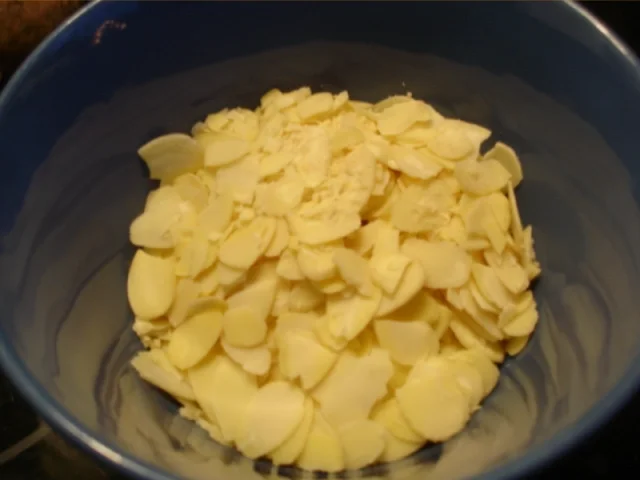 Rezept: Rosenkohl mit Mandelplättchen, Kalbsschnitzel und geschwenkten Kartoffeln Bild Nr. 6 Rosenkohl mit Mandelplättchen, Kalbsschnitzel und geschwenkten Kartoffeln - Rezept - Bild Nr. 6