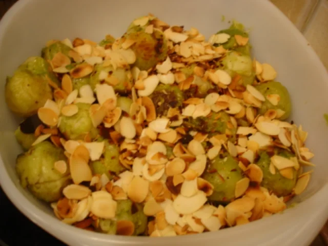 Rezept: Rosenkohl mit Mandelplättchen, Kalbsschnitzel und geschwenkten Kartoffeln Bild Nr. 27 Rosenkohl mit Mandelplättchen, Kalbsschnitzel und geschwenkten Kartoffeln - Rezept - Bild Nr. 27