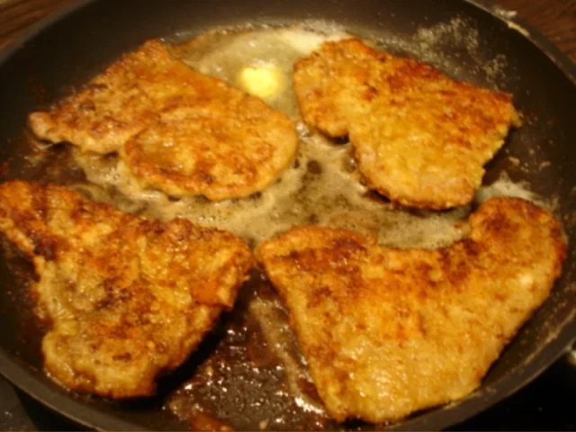 Rezept: Rosenkohl mit Mandelplättchen, Kalbsschnitzel und geschwenkten Kartoffeln Bild Nr. 14 Rosenkohl mit Mandelplättchen, Kalbsschnitzel und geschwenkten Kartoffeln - Rezept - Bild Nr. 14