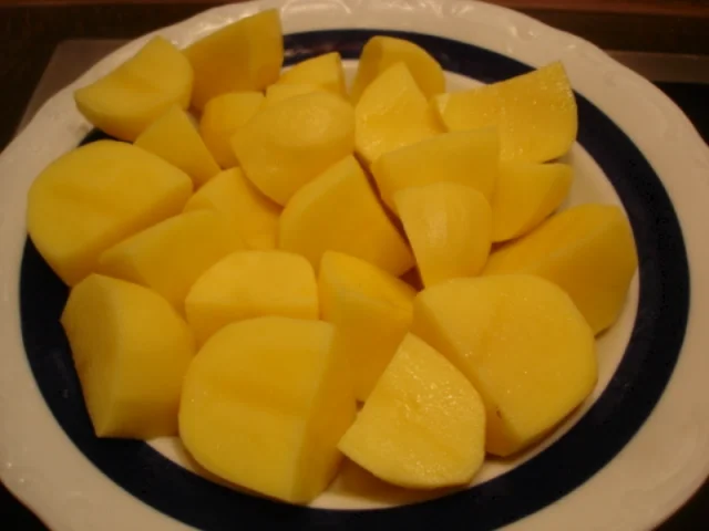 Rezept: Rosenkohl mit Mandelplättchen, Kalbsschnitzel und geschwenkten Kartoffeln Bild Nr. 16 Rosenkohl mit Mandelplättchen, Kalbsschnitzel und geschwenkten Kartoffeln - Rezept - Bild Nr. 16