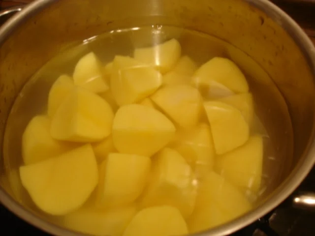 Rezept: Rosenkohl mit Mandelplättchen, Kalbsschnitzel und geschwenkten Kartoffeln Bild Nr. 17 Rosenkohl mit Mandelplättchen, Kalbsschnitzel und geschwenkten Kartoffeln - Rezept - Bild Nr. 17