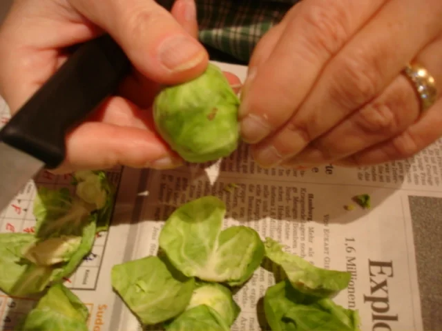 Rezept: Rosenkohl mit Mandelplättchen, Kalbsschnitzel und geschwenkten Kartoffeln Bild Nr. 21 Rosenkohl mit Mandelplättchen, Kalbsschnitzel und geschwenkten Kartoffeln - Rezept - Bild Nr. 21