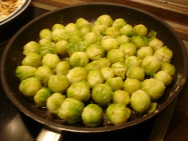 Rezept: Rosenkohl mit Mandelplättchen, Kalbsschnitzel und geschwenkten Kartoffeln Bild Nr. 26 Rosenkohl mit Mandelplättchen, Kalbsschnitzel und geschwenkten Kartoffeln - Rezept - Bild Nr. 26