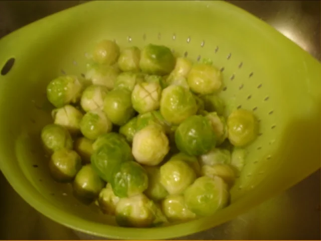 Rezept: Rosenkohl mit Mandelplättchen, Kalbsschnitzel und geschwenkten Kartoffeln Bild Nr. 24 Rosenkohl mit Mandelplättchen, Kalbsschnitzel und geschwenkten Kartoffeln - Rezept - Bild Nr. 24