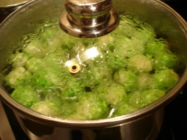 Rezept: Rosenkohl mit Mandelplättchen, Kalbsschnitzel und geschwenkten Kartoffeln Bild Nr. 23 Rosenkohl mit Mandelplättchen, Kalbsschnitzel und geschwenkten Kartoffeln - Rezept - Bild Nr. 23