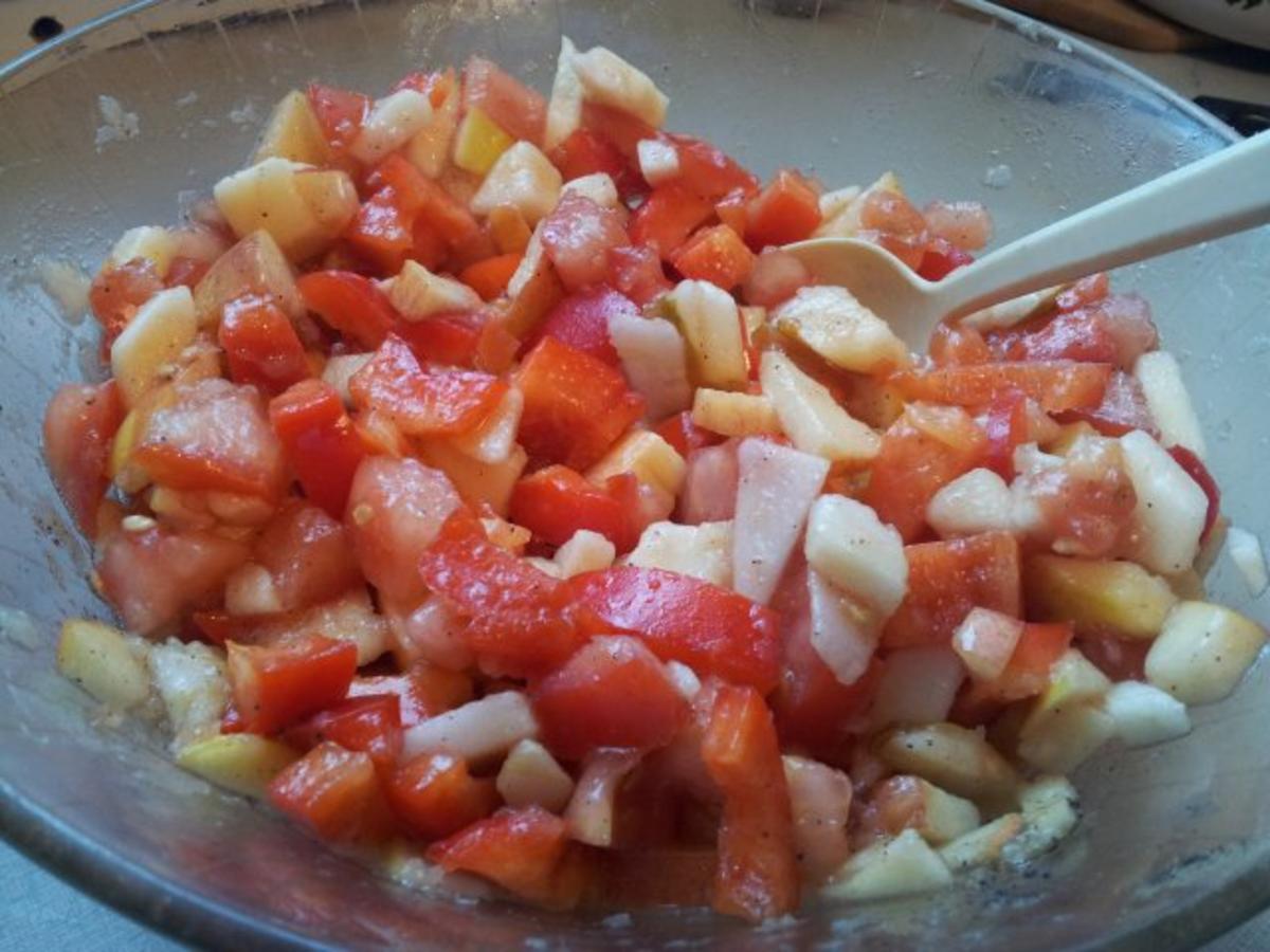 Paprika-Tomate-Apfel-Zwiebel-Salat - Rezept
