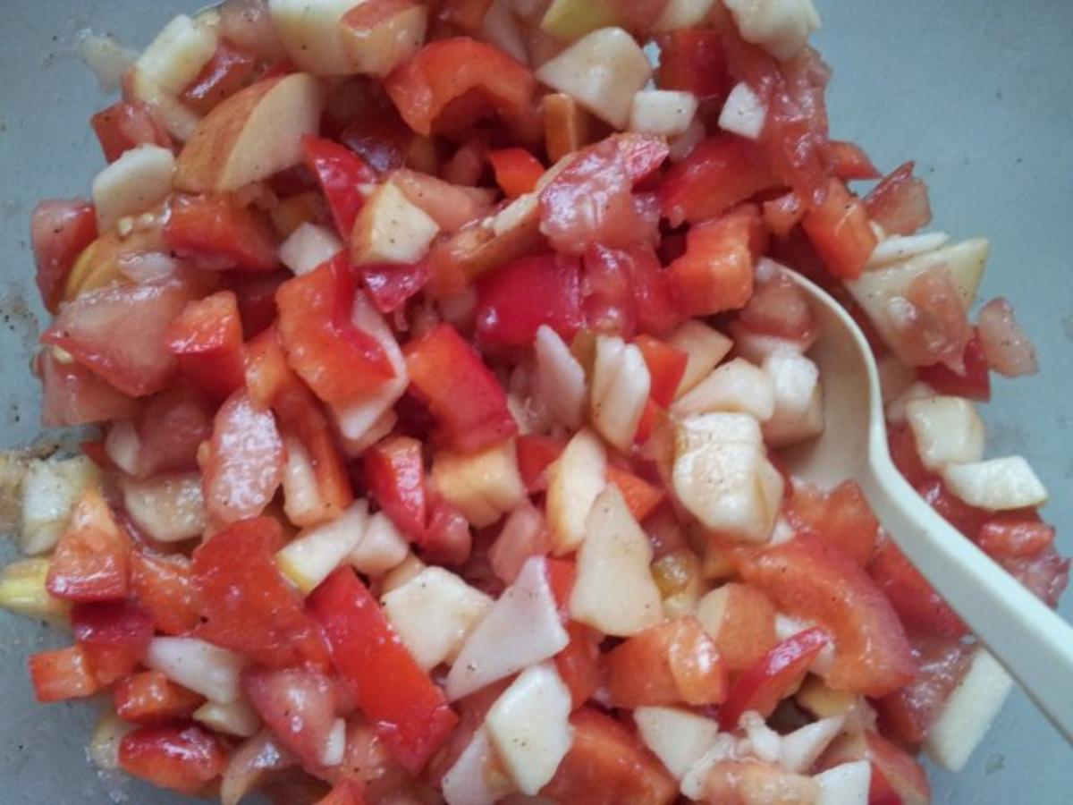 Paprika-Tomate-Apfel-Zwiebel-Salat - Rezept - Bild Nr. 2