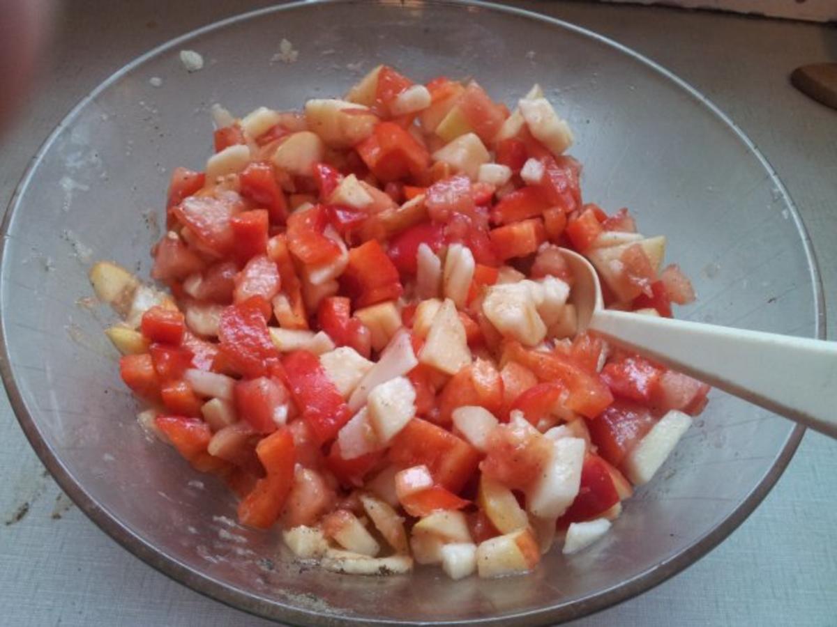 Paprika-Tomate-Apfel-Zwiebel-Salat - Rezept - Bild Nr. 3