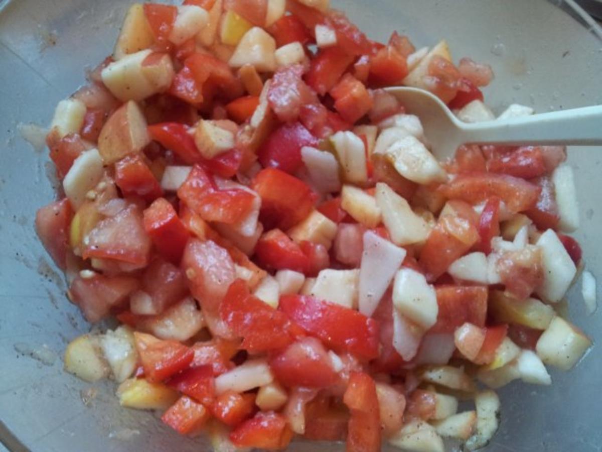 Paprika-Tomate-Apfel-Zwiebel-Salat - Rezept - Bild Nr. 7