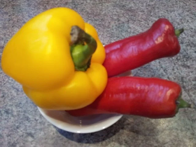 Paprika-Tomate-Apfel-Zwiebel-Salat - Rezept - Bild Nr. 4