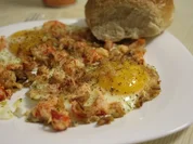 Spiegeleier mit Flusskrebsschwänzen und Röstzwiebeln - Rezept