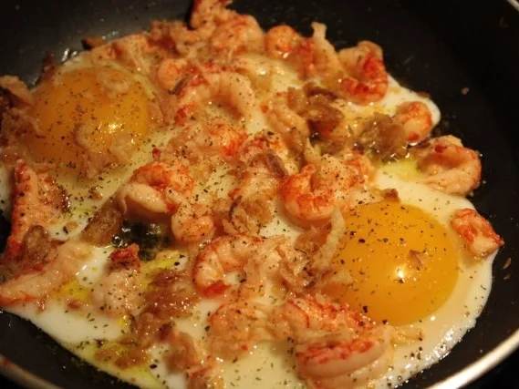 Rezept: Spiegeleier mit Flusskrebsschwänzen und Röstzwiebeln Bild Nr. 3 Spiegeleier mit Flusskrebsschwänzen und Röstzwiebeln - Rezept - Bild Nr. 3