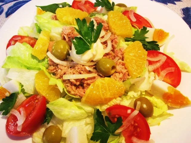 Großer bunter Salat-Teller mit Orangen - Rezept