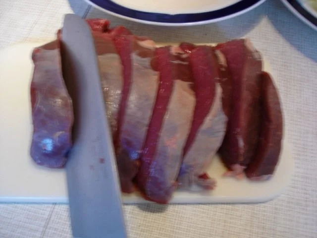 Rindergulasch mit Preiselbeeren, Apfel-Rotkohl und Schupfnudeln - Rezept - Bild Nr. 3