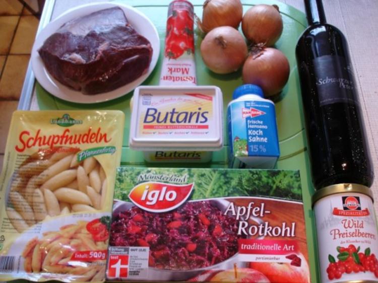 Rindergulasch mit Preiselbeeren, Apfel Rotkohl und Schupfnudeln ...